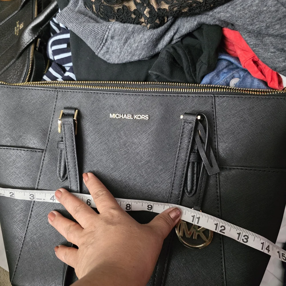 Michael Kors Black Tote Charlotte Large Saffiano Leather Top-Zip Tote Bag, BLACK - Picture 6 of 9